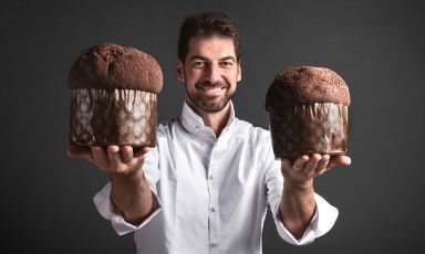 Massimiliano Alajmo, 46 anni, chef del ristorante Le Calandre di Rubano (Padova) e di numerose altre insegne tra il Padovano, Venezia, Milano, Parigi e Marrakech. In mano regge il Moro di Venezia, uno dei tanti panettoni della linea di Natale (foto Marco Peruzzo - Different Media Productions)
