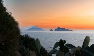 Magnifico scenario da Panarea, con in lontananza, da destra, Basiluzzo e, più in fondo, Stromboli
