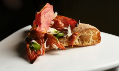 Uno spicchio di una delle pizze di&nbsp;Francesco Cal&ograve;, realizzata con la tecnica che ha chiamato doppio crunch (da non confondersi con il Doppiocrunch di Renato Bosco) e che prevede una doppia cottura,&nbsp;prima fritta e poi in forno

Le foto sono di Alberto Blasetti
