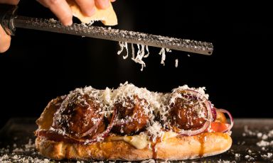 Cresi Ors (con carne di cavallo, provola delle Madonie, pecorino siciliano, parmigiano, uovo, ricotta salata, cipolla rossa...): una delle delizie raccontate da Panini di Sicilia, uscito in libreria per Giunti Editore. Le foto sono di Alberto Blasetti

