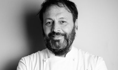 Ugo Alciati, classe 1967, chef del ristorante Guido a Serralunga d'Alba (Cuneo). Cucinerà a Identità Golose Milano da martedì 16 a venerdì 19 aprile. 75 euro a testa, vini inclusi. Prenotazioni online
