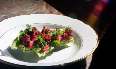 Dal menu di Futura a Roma: Polmone di manzo, cipolla e cucunci al pomodoro, pimpinella
