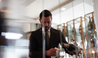 Aleksandar Valentinov Nikolaev, classe 1986, origini bulgare, è il dominus di sala e cantina alla Locanda Margon, l'indirizzo di Casa Ferrari a Trento
