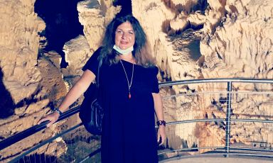 Alessandra Moneti in una foto del 2020, alle grotte di Frasassi
