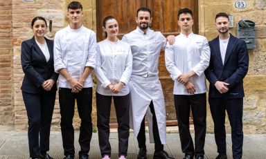 Alessandro Rossi, al centro, posa con la brigata davanti al Barbagianni di Colle Val d'Elsa (Siena): sar&agrave; il suo nuovo ristorante
