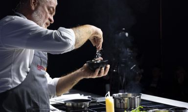 Lo chef Alex Atala del ristorante D.O.M. (due stelle Michelin a San Paolo, Brasile) nel corso della sua lezione di ieri, 28 gennaio sul palco dell'Auditorium del MiCo. Tutte le foto sono a cura di Brambilla-Serrani

