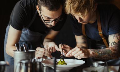 Lo chef Federico Rovacchi al lavoro insieme alla sua sous Nicole Groff. nella cucina di Baita Piè Tofana a Cortina d'Ampezzo (Belluno). Tutte le foto - tranne quelle di Animella e Risotto - sono di Alex Moling

