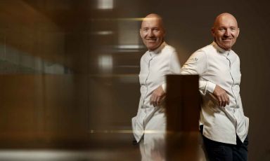 Alfio Ghezzi parteciperà, insieme a Massimiliano Alajmo e Corrado Assenza, all'omaggio al fondatore di Mieli Thun Andrea Paternoster, scomparso in un incidente ad aprile di quest'anno. L'omaggio si terrà in sala Auditorium alle 11.40 di domenica 26. Per iscrizioni, clicca qui
