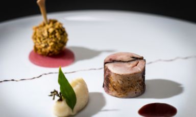 La Faraona in due cotture è il piatto 2017 di Alfio Ghezzi, chef della Locanda Margon di Trento. Ghezzi sarà anche a Identità Milano, nella sezione Identità di Montagna, lunedì 6 marzo alle 10

