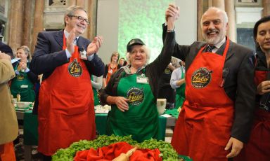 Roberto Panizza, a sinistra nella foto, applaude Alfonsina Trucco, 85enne di Montoggio, nell'entroterra genovese. E' stata lei la vincitrice dell'ultimo Campionato del Mondo di Pesto Genovese al Mortaio, che si è tenuta a marzo di quest'anno nel Palazzo Ducale di Genova. L'ideatore del Campionato ci racconta in questa intervista l'organizzazione delle fasi eliminatorie, che accompagneranno la competizione alla prossima finale, nel 2016. Il prossimo appuntamento è alle 11 di domenica 30 novembre, al Roma Food&Wine Festival