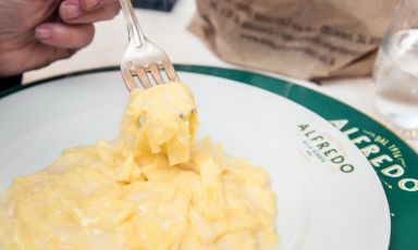 Le Fettuccine mantecate con burro di montagna delle colline emiliane e Parmigiano Reggiano di 24 mesi di Alfredo alla Scrofa a Roma
