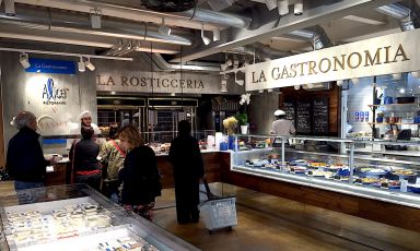 L'angolo dedicato, al primo piano di Eataly Smeraldo a Milano, alla rosticceria e alla gastronomia di Alice, il ristorante al secondo piano di Viviana Varese e Sandra Ciciriello, uno spazio inaugurato da poco dove le titolari di Alice propongono una varietà di proposte che tocca le 70 referenze
