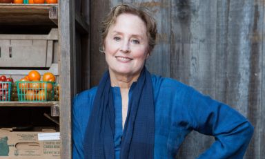 Seconda parte della nostra intervista con Alice Waters, proprietaria di uno dei più celebrati ristoranti degli Stati Uniti, Chez Panisse, e spesso chiamata l'inventrice della cucina californiana. Ma la Waters da molti anni è anche e soprattutto impegnata a interpretare e a insegnare una filosofia alimentare alternativa e sostenibile
