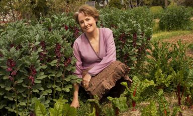 Alice Waters è una delle figure più importanti e influenti della gastronomia americana. Con il suo ristorante Chez Panisse, aperto nel 1971 a Berkeley, ha dato forma a uno stile che poi è stato chiamato California cuisine. E' anche vice presidentessa di Slow Food International ed è da sempre molto attiva nel sostenere l'agricoltura biologica e un sistema alimentare sostenibile
