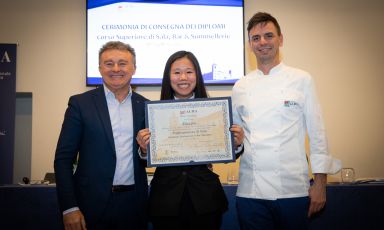 Elisa Jin ritratta il giorno della consegna del diploma: alla sua sinistra Matteo Berti, Direttore Didattico di ALMA. Alla sua destra Roberto Gardini, Coordinatore Corso Superiore di Sala, Bar & Sommellerie
