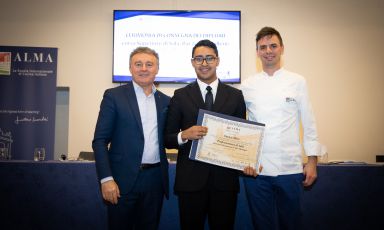 Enrico Miro ritratto il giorno della consegna del diploma: alla sua sinistra Matteo Berti, Direttore Didattico di ALMA. Alla sua destra Roberto Gardini, Coordinatore Corso Superiore di Sala, Bar & Sommellerie
