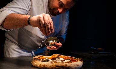 Davide Di Chio, pizzaiolo e titolare di Alterego Pizza Boutique ad Andria, mentre completa una delle sue creazioni
