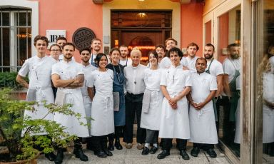 Ana Ro&scaron;&nbsp;con il team del suo&nbsp;Hi&scaron;a Franko a Kobarid (Caporetto)
