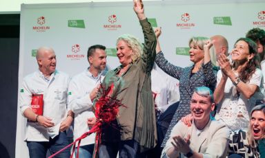 Ana Roš festeggia per il raggiungimento delle tre stelle Michelin, attribuite l'altro giorno al suo ristorante Hisa Franko a Caporetto, in Slovenia
