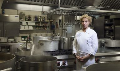 Ana Roš, la chef di Hiša Franko a Staro Selo, Kobarid (Slovenia). Ha deciso di diventare una chef dieci anni fa, dopo essersi laureata in Scienze Politiche in Italia. Lavora con il compagno Valter Kramar, maître/sommelier (foto www.behance.net)