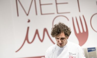 Enzo Di Pasquale, chef del Bistrot 900 a Giulianova (Teramo) fotografato sul palco di Meet in Cucina Abruzzo 2018, la kermesse organizzata da Massimo Di Cintio che è un termometro perfetto per capire l'evoluzione di quella cucina regionale
