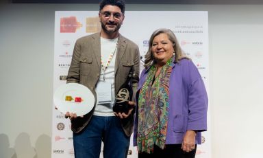 Andrea Aprea premiato a Identit&agrave; Milano 2026 da Cristina Ziliani, vicepresidente e responsabile Relazioni esterne di Berlucchi Franciacorta
