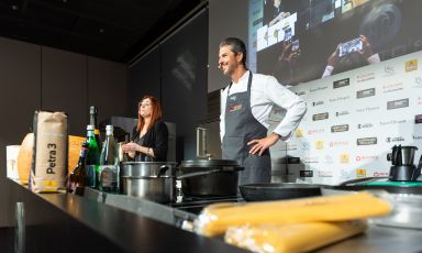 Andrea Berton durante la sua lezione di Identità di Pasta insieme a Eleonora Cozzella (tutte le foto sono di Brambilla/Serrani)
