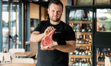 Andrea Poli, chef-patron del Gustificio a Carmignano di Brenta (Padova): è, insieme, ristorante specializzato in carni alla griglia, pasticceria, pizzeria e locanda. Tutto di grande qualità
