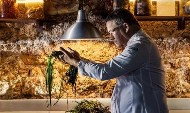 &Aacute;ngel Le&oacute;n al lavoro nel suo ristorante Aponiente, vicino a Cadice, in Andalusia, Spagna
