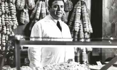 Un'immagine di Angelo Stoppani nel suo regno, ossia la gastronomia Peck a Milano. È diventata anche la foto di copertina del nuovo libro che ne racconta la storia, firmato Paolo Marchi
