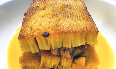 Spaghettino &lsquo;ncastagnatu, zafferano e rag&ugrave; di triglia, il piatto pi&ugrave; interessante di Alberto Angiolucci, chef e patron di Angi&ograve; a Catania
