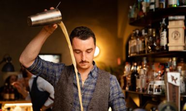 Il romano Flavio Angiolillo, per molti anni trapiantato in Francia e in altre&nbsp;citt&agrave; del mondo. A Milano ha aperto&nbsp;Mag,&nbsp;1930 Cocktail Bar, Backdoor43, il Barba e Iter
