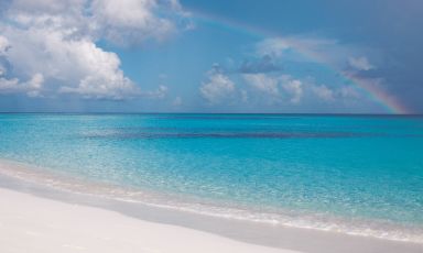 Un arcobaleno su una delle splendide spiagge di Anguilla
