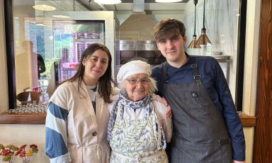 Nonna Anna Borrello con i nipoti Anna Laura, brillante in sala, e Giuseppe in cucina: un arco di tre generazioni alla guida della splendida Fattoria Borrello a Raccuja (Messina)
