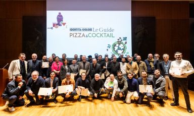 26 febbraio 2024, Milano: la prima volta. Foto di gruppo dei premiati della prima edizione della Guida di Identità Golose alle Pizzerie e Cocktail Bar d’autore
Tutte le foto sono di OnStageStudio
