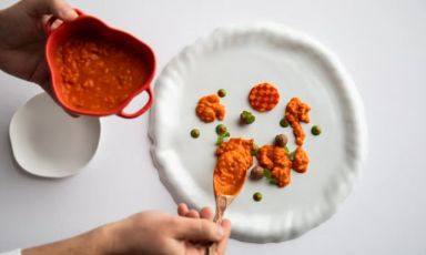 Il Risotto carnaroli con peperone abbrustolito, finocchietto e maialino grigio del Casentino, uno dei piatti signature di chef Alessandro Cozzolino. Da Antesi al Belmond Villa San Michele, alla riapertura, dopo 18 mesi, trova sempre spazio uno dei suoi piatti pi&ugrave; iconici e gustosi
