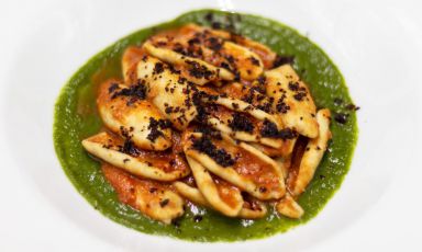 Miskiglio lucano con ragù di salsicce, crema di cicoria, mollica e peperone crusco​: il piatto del 2021 di Maria Lucia Vizzano e Savino Di Noia
