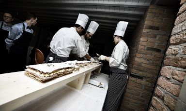 Pastry chef al lavoro, all'Antica Osteria Cera di Campagna Lupia, provincia di Venezia (le foto sono di Tobia Berti)
