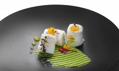 IL CALAMARO: mozzarella, quinoa, alghe, zucchine, frutto della passione. E' il piatto dell'estate scelto da Alessandro Tormolino, chef del Sensi Restaurant di Amalfi (Salerno)
