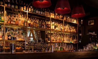 La suggestiva bottigliera de L'Antiquario di Napoli, attualmente al 44° posto de The World 50 Best Bars.
