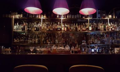Il bancone, dall'inconfondibile stile vintage, dell'Antiquario di Napoli

