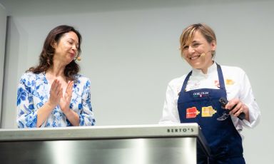 Antonia Klugmann sul palco di Identit&agrave; Milano 2026 con la vicedirettrice di Elle Gourmet, Sara Tieni. Tutte le foto sono di Brambilla-Serrani
