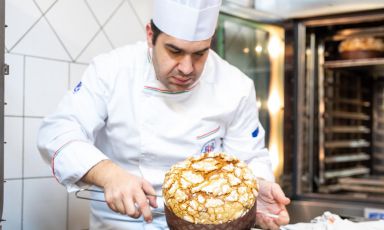 Antonio Cascone con il suo panettone delle Due Sicilie
