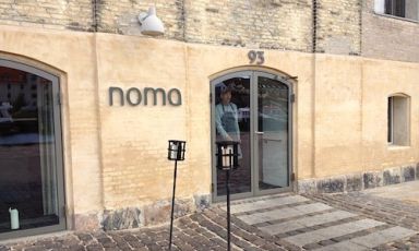 L’ingresso del Noma a Copenhagen in Strandgade 93, sull'isola di Christianshavn. Numero 1 da 3 anni nella S.Pellegrino World’s 50 Best, 2 stelle Michelin, è oggi il ristorante più ambito al mondo. Considerata la cifra esorbitante di richieste, si può solo prenotare online e per un tavolo che non va oltre il 30 novembre 2012 ma è molto dura. Una soluzione più facile è quella di prenotare un tavolo da 9-15 persone, al primo piano del ristorante. Per saperne di più, telefonare al +45 32963297 dal martedì al venerdì, ore 10-14 (foto del dossier di Zanatta)