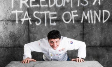 Andrea Aprea nello scatto Brambilla/Serrani di Identità 2017. Il cuoco napoletano terrà lezione sabato 3 marzo in Sala Blu 1, ore 11.30, all'interno di "Identità di Formaggio"

