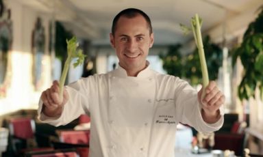 Dopo più di dieci anni in viaggio per il mondo, Francesco Apreda è tornato in Italia, a Roma, prendendo la guida dell'Imàgo dell’Hotel Hassler, con cui ha conquistato una stella Michelin. Da mercoledì 1 a domenica 5 luglio guiderà la cucina del temporary restaurant di Identità Expo: sia a pranzo che a cena è possibile effettuare le prenotazioni (il costo è di 75 euro per quattro portate vini compresi) mandando una mail a expo@magentabureau.it o telefonando al +39 02 62012701