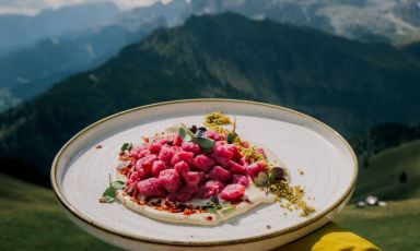 Dal 20 al 26 settembre la Val di Fassa, nel cuore del Trentino, diventa protagonista nella prima edizione di&nbsp;Fassa Fall... in love with food, rassegna gastronomica che mette in relazione chef e prodotti del territorio

