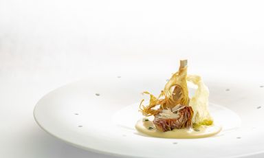 Morello Artichoke, Polenta Marano, Almond: this is the Dish of 2022 from chef Gaetano Trovato of restaurant Arnolfo, two Michelin stars in Colle di Val D'Elsa, Siena. Photos from Fabio Giamello
