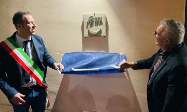 Andrea Baldini, sindaco di Argenta, e Igles Corelli scoprono la targa che dal 18 marzo 2023 ricorda, al centro culturale dei Cappuccini, la manifestazione Saperi e Sapori
