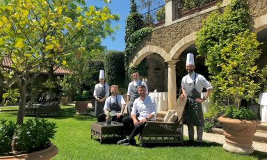 La brigata del ristorante Saporium nei giardini di Borgo Santo Pietro, in Toscana. Da sinistra Asuka Takagi, Luca Ottogalli, Marco Stagi, lo chef Ariel Hagen, Ion Cotorobai. Foto Tanio Liotta
